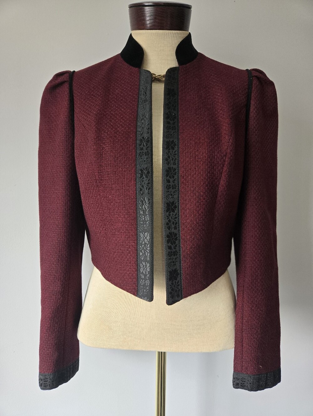 Wenger Vintage Burgundy Virgin Wool Open Front Crop Blazer. Size 38/ M